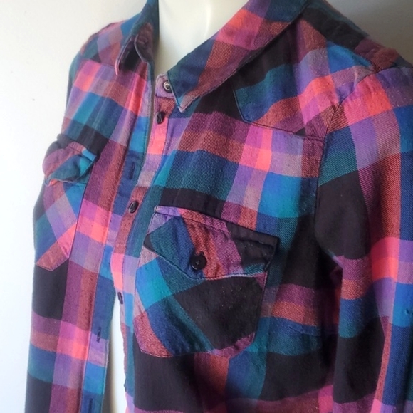 Noisy May perfectly worn in multicolored flannel button up - Picture 7 of 12